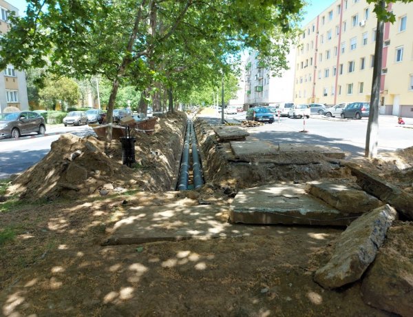 Az Ószőlő utcán folytatódnak a munkálatok, amely keretében a Nyírtávhő egy új vezetéket épített ki