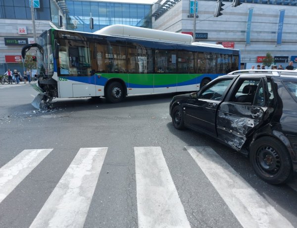 Szombaton a Vay Ádám körúton egy autóbusz és egy személyautó karambolozott
