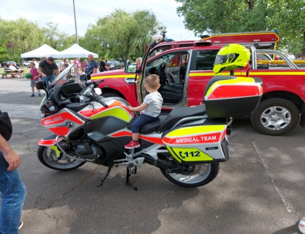 Új motoros mentőt mutattak be szombaton, Nyíregyházán a gyermeknapon