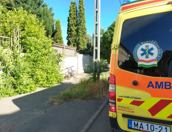 Hétfőn reggel két kerékpáros ütközött össze a Szabolcs utcán, a járdán