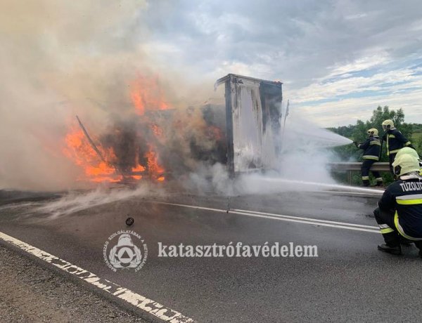 Nyerges vontató pótkocsija és annak a rakománya égett teljes terjedelmében a 403-as számú főúton Nyíregyházánál hétfőn