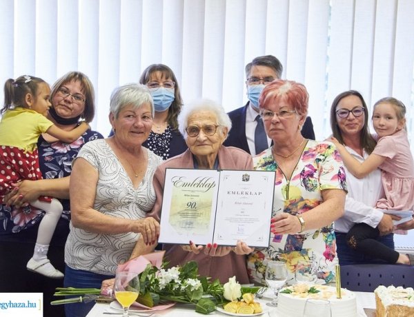 Két szépkorút is köszöntöttek hétfő délután a Sóstói Szivárvány Idősek Otthonában