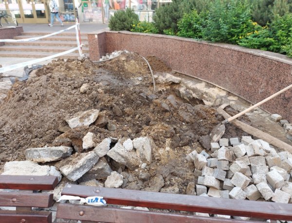 Hibafeltárás kezdődött a sétálóutcában, felbontották a burkolatot