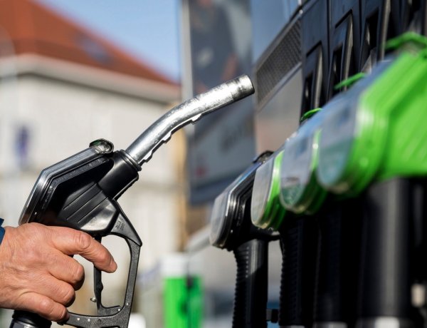 Mutatjuk, mennyivel fizetünk kevesebbet a benzinkutakon az árstop miatt