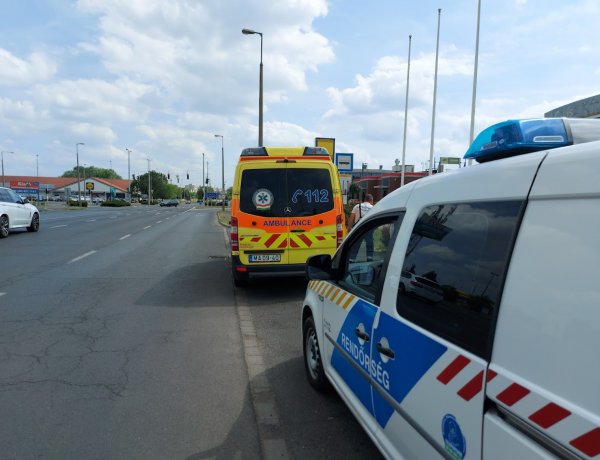 Nekiment egy oszlopnak egy kerékpáros, aki gyermekével utazott a biciklin, a Kosbor utcán