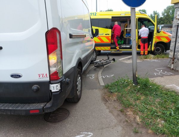 Elütöttek egy biciklist az Inczédy sor és a Juhász Gyula utca csomópontjában