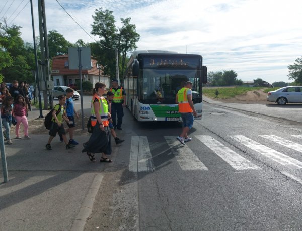 Már hagyomány, hogy a rendőrök és a polgárőrök közösen segítik a gyerekek biztonságos közlekedését a rozsrétszőlői általános iskolánál