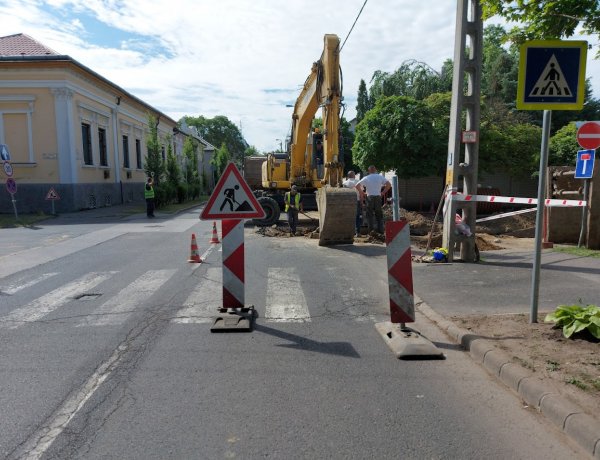 Váltakozó irányban halad a forgalom a Szabolcs utca és a Színház utcai csomópontban