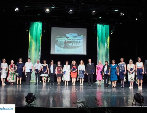 Pedagógusnapi kitüntetések – 18 szakembert díjaztak a városi ünnepségen