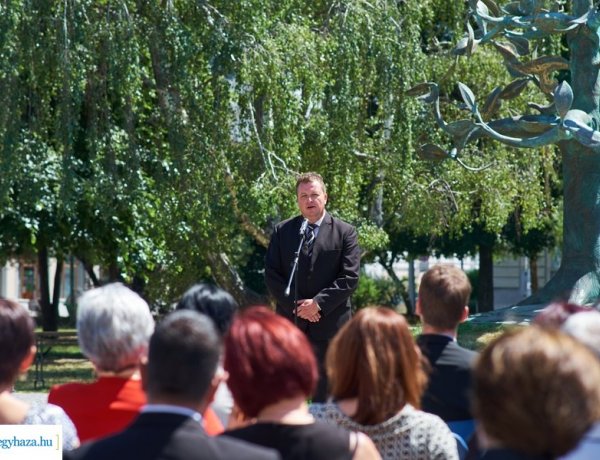 Összetartozás Napja – A békediktátum aláírásának 102. évfordulójára emlékeztek az Életfánál