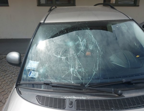 Megrongálták egy autó szélvédőjét a kórház melletti parkolóban