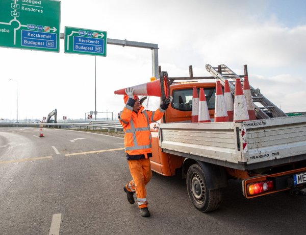 Éjjel-nappal kaszálnak az utak mentén
