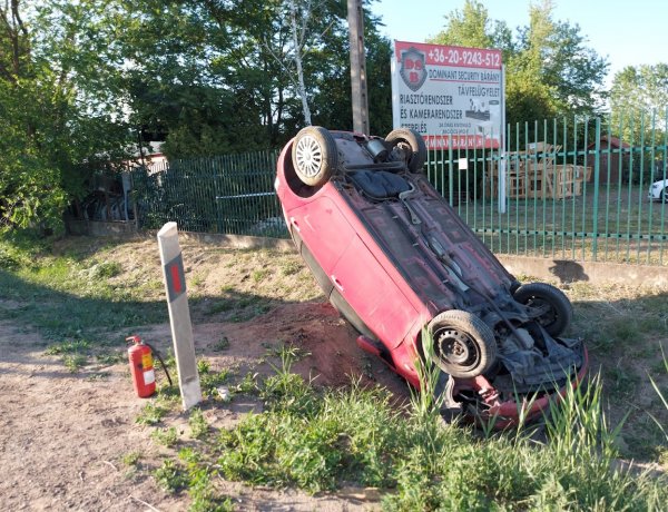 A Kállói úton egy autó az út bal oldalán lévő árokba borult, és kiütött egy tűzcsapot