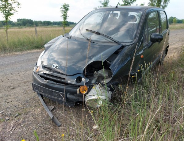 Szerda éjszaka Rozsrétszőlőnél egy személyautó szalagkorlátnak ütközött, majd az útszéli árokba borult