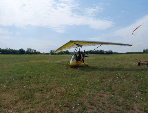 A balkányi repülőtéren a Nyíregyházi Sportegyesület sárkányrepülői tartottak bemutatót 