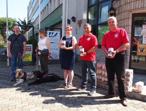 Az Első Nyíregyházi Lions Club vakvezető kutyáknak adományozott eleséget