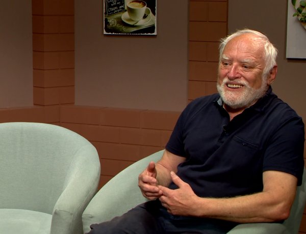 Első színházi szerepéről mesélt Arató András a Szieszta Pluszban – Hétvégén a Rózsakertben láthatta a közönség