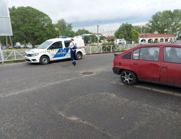 Parkoló autónak ütközött egy ismeretlen jármű