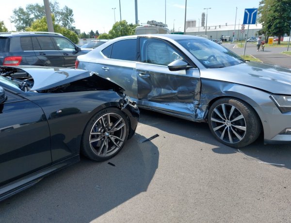 Jelentős anyagi kárral járó baleset történt a Törzs utcán