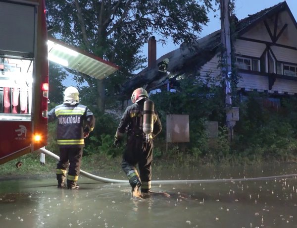 Villám csapott egy házba Sóstógyógyfürdő belterületén, teljes terjedelmében lángolt a tető