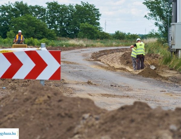 Megújul a bekötőút Rozsrétszőlőnél – Egyszerűbb lesz a közlekedés a kamionforgalom számára