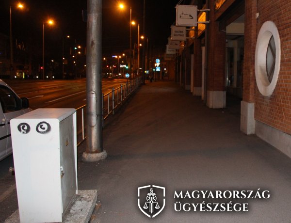 Szikrázott az elektromos elosztó doboz a Vay Ádám körúton