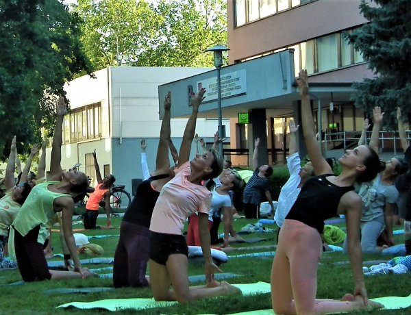 A  Nemzetközi Jóganap ünneplése Nyíregyházán