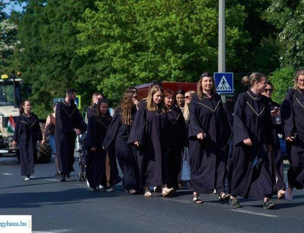 Búcsú az egyetemtől – Először, de nem utoljára rendeztek búcsúfelvonulást a nyíregyházi egyetemistáknak