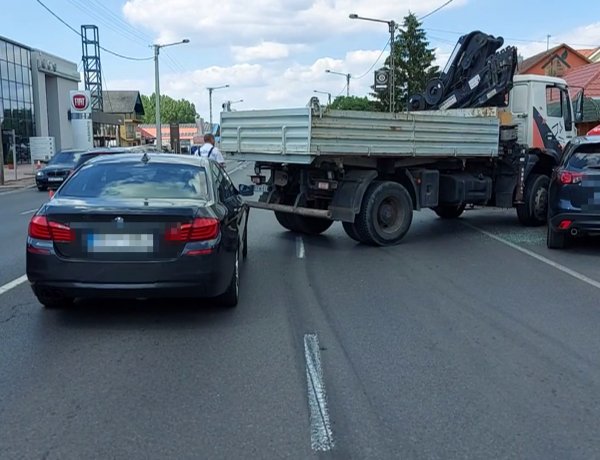 Hirtelen fékezésre késztetett egy teherautót egy személykocsi, ami bevágott elé a Debreceni úton, többen összeütköztek