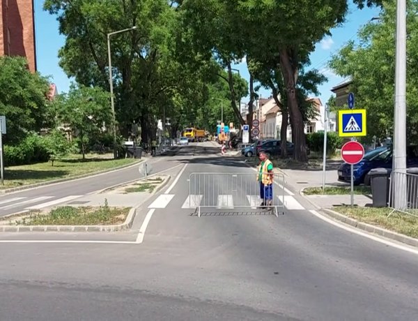 Szombaton is dolgoznak a Szarvas utcán, így hétvégén is érvényben marad a korlátozás