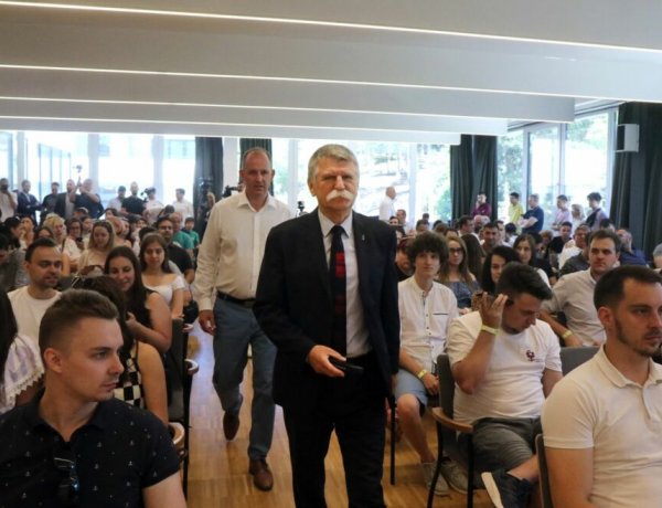 Kövér: A kormány feladata, hogy a válságoktól megóvja a nemzetet