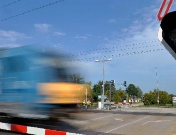 Személyvonattal ütközött össze egy autó Nyíregyházán