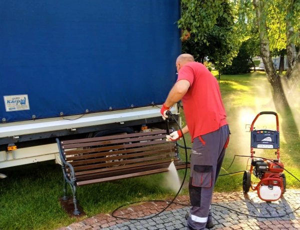 NYÍRVV: folyamatos az utcabútorok és szobrok tisztítása Nyíregyházán