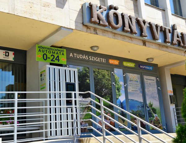 Könyv 24 órán át – Átadták a könyvkölcsönző automatát a Móricz Zsigmond könyvtár épülete előtt