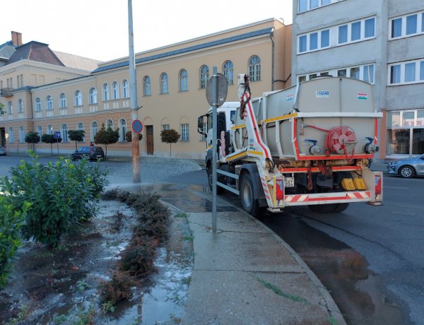 A tartósan meleg időjárás miatt locsolnak a kora reggeli órákban Nyíregyházán is
