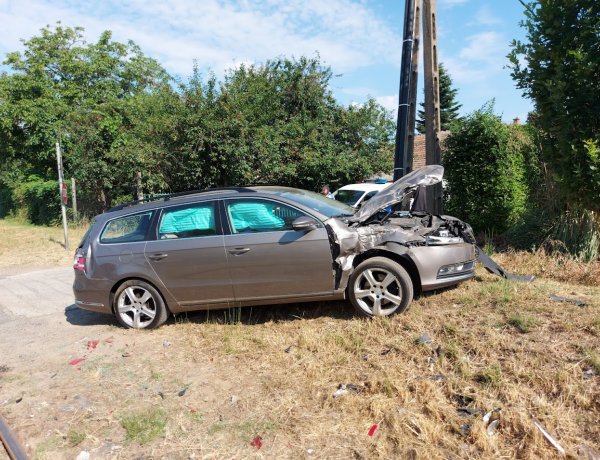 Motorvonattal ütközött egy autó Nyíregyházán, a Lapály utcai vasúti átjárónál