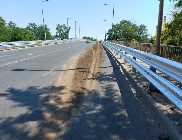 Nagy mennyiségű homok került az útra a Tiszavasvári úti felüljáróra egy teherautóból