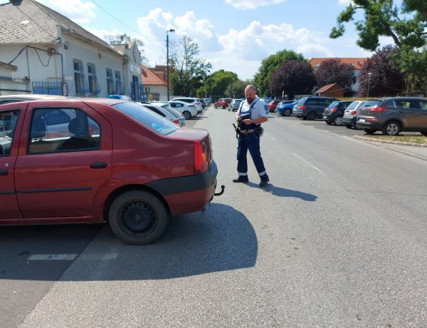 A parkolóból tolatott ki egy autó, amikor nekiment egy egyenesen haladónak a Czuczor Gergely utcán