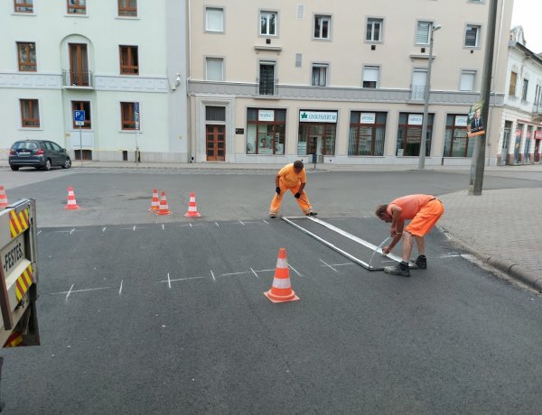 Burkolati jeleket festenek a város több pontján, a Hősök terén is