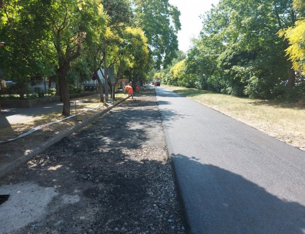 Aszfaltozási munkálatokat végeznek a Toldi utcán