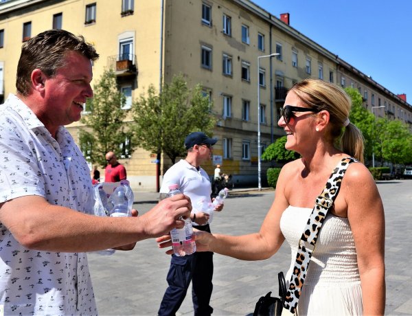Vízosztás a hőségben – 1500 darab hűtött, szénsavmentes ásványvizet osztottak ki a járókelőknek