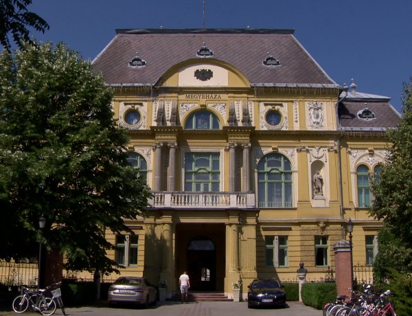 Megújul a Megyeháza épülete – A napokban kezdődik a tetőcsere