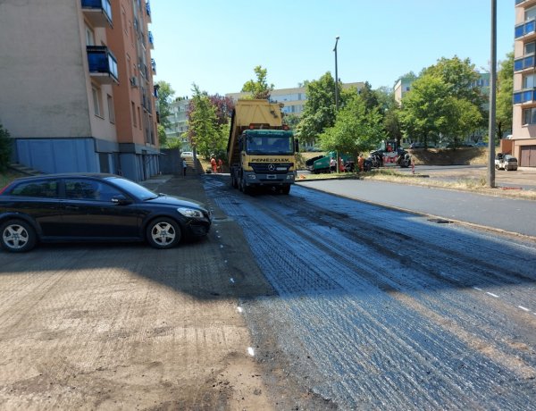 Elkezdődött az aszfaltozás a Ferenc körút 24–26. szám előtt, de sok esetben hátráltatják a munkát az ott parkoló autók