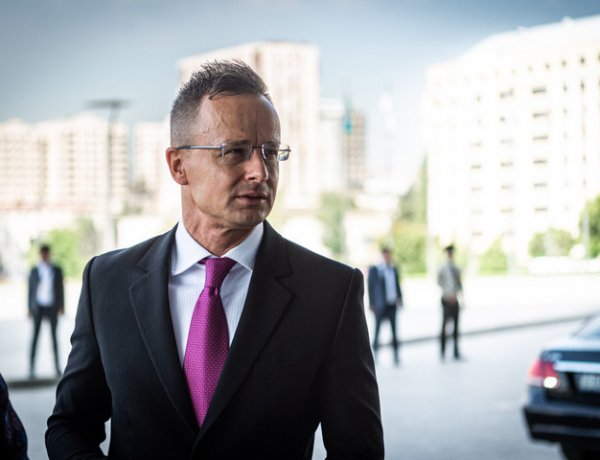Szijjártó: Magyarország egyszerre áll nyomás alatt keletről és délről