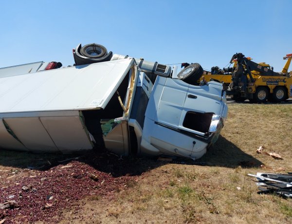 Árokba borult egy külföldi kamion az M3-as autópálya közelében
