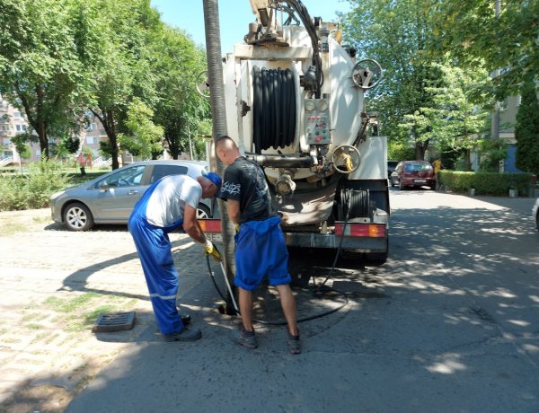 Hibaelhárítási munkálatokat végez a Nyírségvíz a Jelvény utca 1. számnál
