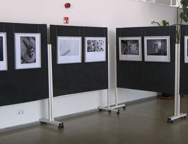 Fotókiállítás – Nemzetközi program képei a Váci Mihály Kulturális Központban