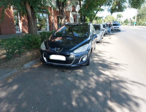 Parkoló autónak ütközött egy másik jármű a Szegfű utcán