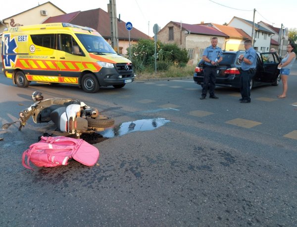 Kanyarodás közben egy motorosnak ütközött egy autó a Kígyó utcán
