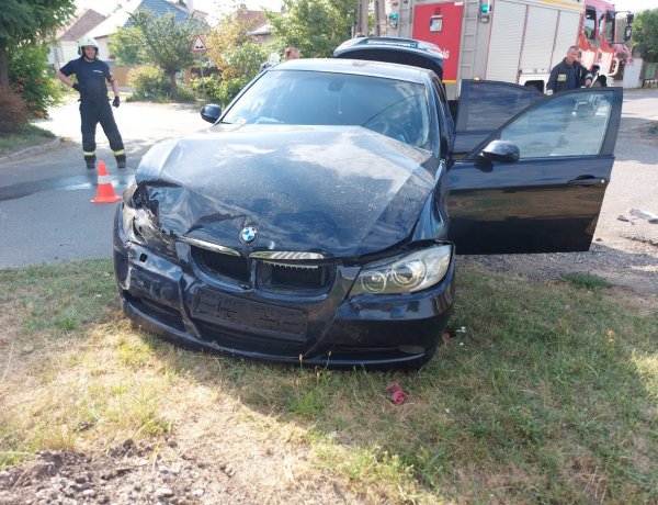 Összeütközött két autó a Rozsnyó utcán